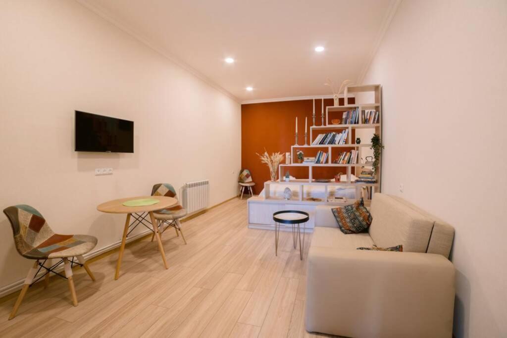 New Central Apartment In Gjoemri Buitenkant foto